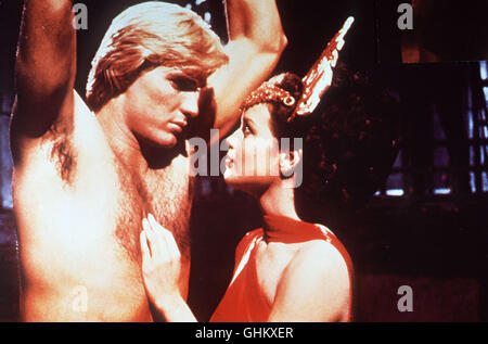 Flash Gordon (SAM JONES) wurde festgenommen und wird von der Prinzessin Aura (ORNELLA MUTI) umgarnt, damit die er Seiten wechselt... Regie: Mike Hodges aka. Flash Gordon Foto Stock