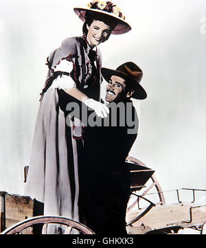 La mia cara Clementina / lapide USA 1946 - John Ford Western-Held Wyatt Earp (Henry Fonda), dessen Bruder bei einer Schießerei ums Leben kam, läßt sich in pietra tombale als Sheriff anheuern und befreit das Städtchen Mit Hilfe des Spielers Doc Holliday von den Repressionen der Clanton-Sippe. Foto: Szene mit Chihuahua (LINDA DARNELL). s/w koloriert Bild - immagine b/w Regie colorati: John Ford aka. La mia cara Clementina/oggetto contrassegnato per la rimozione definitiva Foto Stock