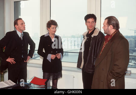 Tony Tremp und Ulf Danner sind erfolgreiche BKA-Mitarbeiter und stehen sich auch privat nahe - bis Danners Frau ums Leben kommt. Der Witwer glaubt un Mord, die Polizei aber geht von einem Unfall aus und stellt die Ermittlungen ein. Daraufhin quittiert Danner seinen Dienst und zieht sich vollkommen zurück. Als Tremp die Ermittlungen bei dem Mord un einem Investmentbanker aufnimmt, macht er eine Entdeckung schlimme: Der Täter ist sein Ex-Partner... Bild: DIRK MARTENS (Geller), DENISE VIRIEUX (Rola Stewart), TIM BERGMANN (Tony Tremp), Jan GREGOR KREMP (Manuel Rossa) Regie: Kaspar Heidelbach Foto Stock