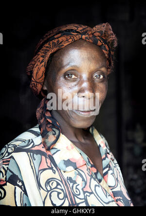 Commovente ritratto di donna ugandese nella sua casa Foto Stock