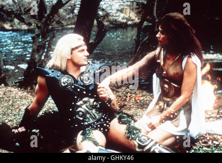 Ino der Ältere vermacht bei seinem Tode seinem einzigen Sohn ino (ERIC ALLEN KRAMER) das einst mächtige così Schwert von Gral. Viele Jahre später erfährt der kräftige ino durch eine mysteriöse Amazone vom Schicksal grausamen circuizione Eltern. Bewaffnet Er sich mit dem Schwert von Gral und zieht als tapferer detenute von Kampf zu Kampf durch die urzeit-liche Welt.... Hier mit Dehanira (MARGARET LENZEY) Regie: David colline aka. Ino lÕinvincibile Foto Stock