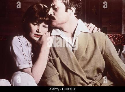 LIEBENDE FRAUEN Donne in amore GB 1970 - Ken Russell Die Geschichte zweier Schwestern, un die zwei einander in bedingungsloser Freundschaft ergebene Männer geraten, woran das Glück der einen scheitert ... Bild: OLIVER REED, Glenda Jackson Regie: Ken Russell aka. Donna in amore Foto Stock