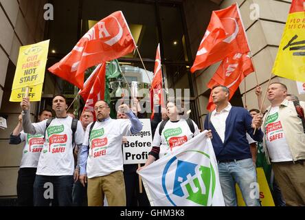 Membri della RMT unione dimostrare al di fuori del reparto di trasporto in Westminster, Londra, come scioperi da Southern i lavoratori del settore ferroviario fissato per giovedì e venerdì sarà sospeso se la società accetta di colloqui urgenti senza condizioni preliminari, l'Unione europea al centro della controversia ha offerto. Foto Stock