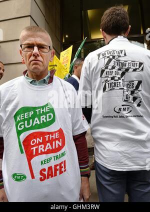 Membri della RMT unione dimostrare al di fuori del reparto di trasporto in Westminster, Londra, come scioperi da Southern i lavoratori del settore ferroviario fissato per giovedì e venerdì sarà sospeso se la società accetta di colloqui urgenti senza condizioni preliminari, l'Unione europea al centro della controversia ha offerto. Foto Stock