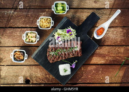 Korean BBQ con piena contorni, vista dall'alto Foto Stock