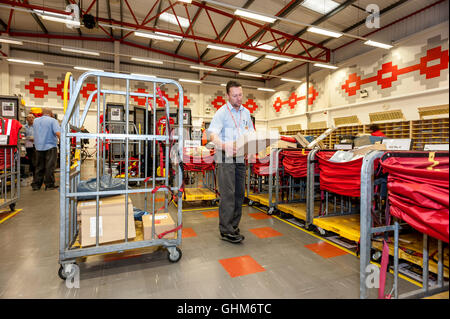 Ai lavoratori del settore postale lo smistamento della posta in un ufficio di smistamento in Inghilterra del sud. Foto Stock