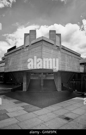 Ingresso laterale al Teatro Nazionale somigliante a Star Wars Star Destroyer in South Bank di Londra. Foto Stock