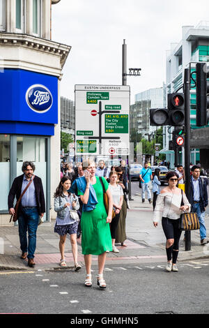 Mattina pendolari su Tottenham Court Road, Londra, Inghilterra, Regno Unito Foto Stock