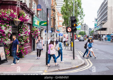 Mattina pendolari su Tottenham Court Road, Londra, Inghilterra, Regno Unito Foto Stock