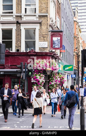 Mattina pendolari su Tottenham Court Road, Londra, Inghilterra, Regno Unito Foto Stock