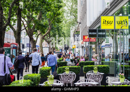 Mattina pendolari su Tottenham Court Road, Londra, Inghilterra, Regno Unito Foto Stock