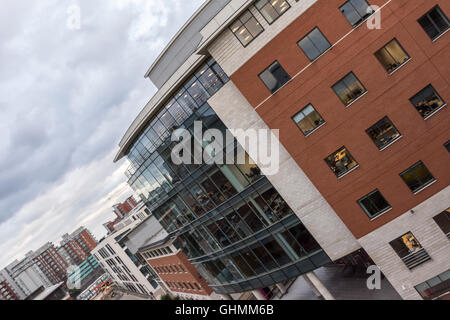 Colpo angolato di una torbida serata estiva in Leeds City Centre Foto Stock