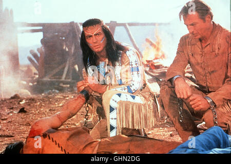 Old Shatterhand vermittelt zwischen Weißen und Apachen, um eine kriegerische Auseinandersetzung zu vermeiden. Bild: PIERRE BRICE (Winnetou), Lex BARKER (Old Shatterhand) Regie: Hugo Fregonese aka. Old Shatterhand Foto Stock