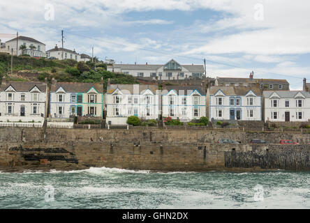 Le case che costeggiano il porto a Porthleven, Cornwall Foto Stock