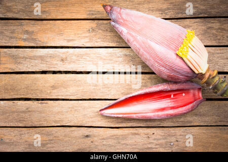 Banana blossom su sfondo di legno.cibo crudo o lo sfondo del cibo. Foto Stock