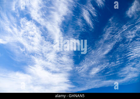 Bizzarro cirrus e stratus nuvole che coprono il cielo blu Foto Stock