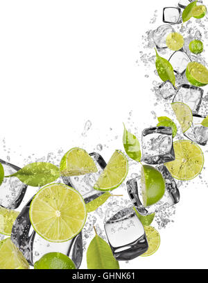 Pezzi di limes in acqua splash e cubetti di ghiaccio, isolato su sfondo bianco Foto Stock