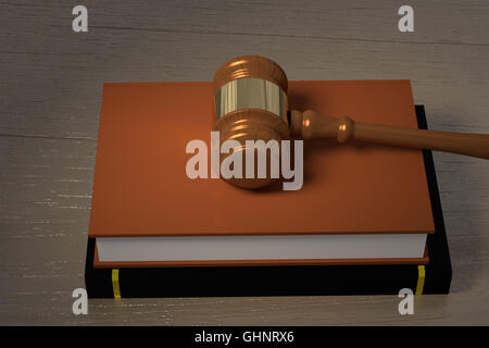 3D rendering di un giudice martello e libri su un tavolo Foto Stock