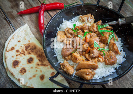 Pollo al curry con riso basmati sul pot Foto Stock