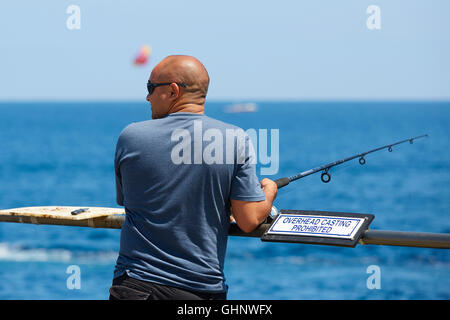 L'uomo la pesca dal molo di Avalon, Isola Catalina, California. Foto Stock