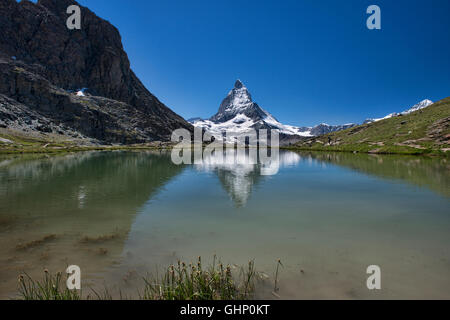 Il Cervino si riflette nel lago Riffelsee, Zermatt, Svizzera Foto Stock