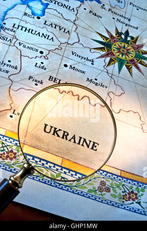 UCRAINA Mappa in vecchio stile con lente d'ingrandimento sull'Ucraina con Lettonia Lituania Minsk e Europa orientale Foto Stock