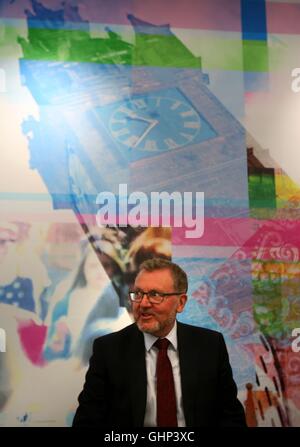 Segretario scozzese David Mundell durante una visita alla Tontine centro Business a Glasgow dove ha incontrato le imprese locali. Foto Stock