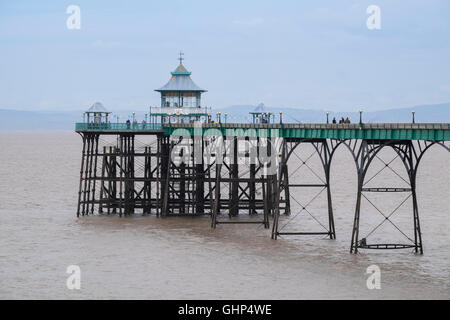 Clevedon pier in Severn Estuary in Somerset, Inghilterra, Regno Unito Foto Stock