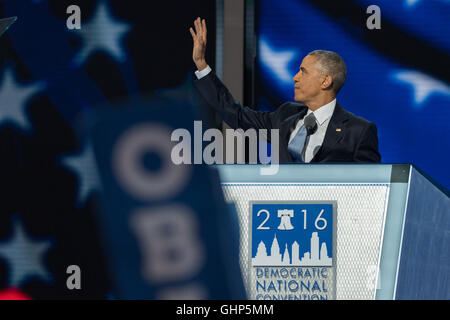 Il Presidente degli Stati Uniti Barack Obama prende per lo stadio a indirizzi delegati al terzo giorno della Convenzione Nazionale Democratica presso la Wells Fargo Center Luglio 27, 2016 a Philadelphia, Pennsylvania. Foto Stock