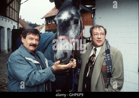 Polizeiruf 110 Ein ehemaliger Kollege von Kommissar Schmücke, Herbert Schneider (WOLFGANG WINKLER), hilft ihm bei der Suche nach einem brutalen PferdeMörder. Foto: K. Schmücke (JAECKI SCHWARZ) und Herbert Schneider (WOLFGANG WINKLER) Regie: Matti Geschonneck aka. Der PferdemÜrder Foto Stock