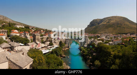 Il fiume Neretva scorre sotto lo Stari Most ponte nella città di Mostar in Bosnia ed Erzegovina. Foto Stock