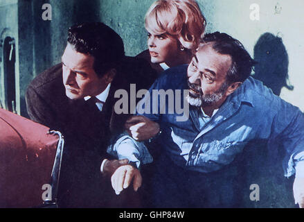 DER Preis (il premio) USA 1963 / Mark Robson Andrew Craig (Paul Newman), Inger Lisa Anderson (ELKE SOMMER) und Dr. Max Statman (Edward G. Robinson) fliehen von einem Agentenschiff. Regie: Mark Robson aka. Il premio Foto Stock