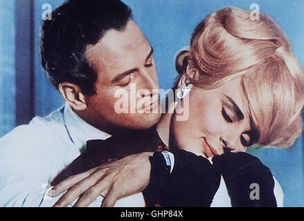 DER Preis (il premio) USA 1963 / Mark Robson Inger Lisa Anderson (ELKE SOMMER) vergißt in den Armen ihres Auftraggebers Andrew Craig (Paul Newman) für einen kurzen Augenblick ihre missione. Regie: Mark Robson aka. Il premio Foto Stock