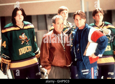 MIGHTY DUCKS II - DAS SUPERTEAM KEHRT ZURÜCK - Die Karriere des Eis-hockeystars Gordon Bom-bay beendet ist, er als eine schlimme Knieverletzung erleidet. Um den Sport nicht ganz aufzugeben, besinnt er sich auf seine Qualitäten als Trainer trommelt und seine Jugendmannschaft wieder zusammen... ELDEN RYAN RATLIFF - Fulton MICHAEL TUCKER - Tibbles VINCENT A. LARUSSO - Banche Emilio Estevez - Gordon Bombay Joshua Jackson - Charlie Regie: Sam Weisman aka. D2 - Il Mighty Ducks Foto Stock