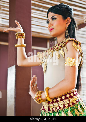 Gli studenti di vivere cambogiano Arts eseguire musica classica e folk dance presso un prestazioni all'aperto in Phnom Penh Cambogia. Foto Stock