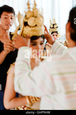 Giovani femmine dance gli studenti a prepararsi prima di un prestazioni all'aperto in Phnom Penh Cambogia. Foto Stock