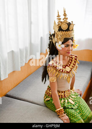 Giovani femmine dance gli studenti a prepararsi prima di un prestazioni all'aperto in Phnom Penh Cambogia. Foto Stock