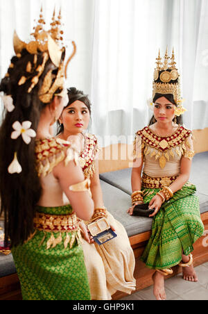 Giovani femmine dance gli studenti a prepararsi prima di un prestazioni all'aperto in Phnom Penh Cambogia. Foto Stock