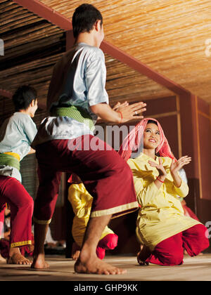 Gli studenti di vivere cambogiano Arts eseguire musica classica e folk dance presso un prestazioni all'aperto a Phnom Penh,Cambogia. Foto Stock