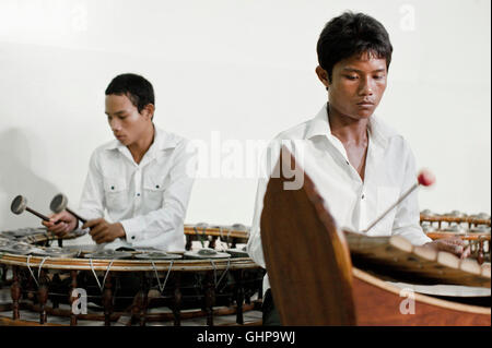 Musica Pinpeat classe alla Cambogia Living Arts House. Phnom Penh Cambogia. Foto Stock