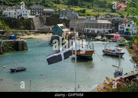 Bandiera della Cornovaglia sorvolano Mevagissey Harbour, Cornwall, England, Regno Unito Foto Stock