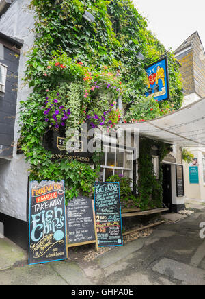 Pannelli pubblicitari al di fuori del Fountain Inn, Mevagissey, Cornwall, Regno Unito Foto Stock