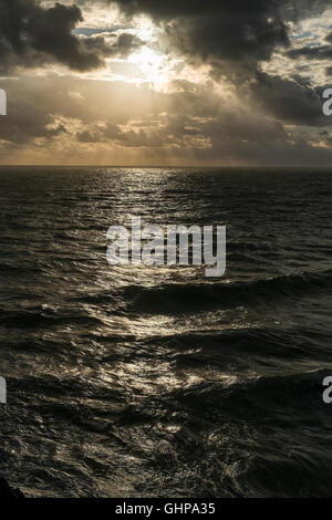 Luce del sole serale sull' Oceano Atlantico a Bude, Cornwall, Regno Unito Foto Stock