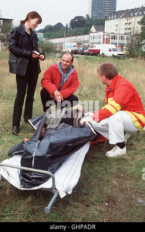 Faust Am Hafen wird der Fotograf Thomas Keller ermordet aufgefunden. Szene mit STEFHANIE PHILIPP (Ulrike), HEINER LAUTERBACH (Faust), HANS-UWE BAUER (Thomas Keller) Regie: Roland Gräf aka. Der Club des Drachen Foto Stock