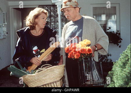 Der kleine Dachschaden Annerose Beck (GABY DOHM) und ihr Gatte Hajo (UWE FRIEDRICHSEN) haben den Einstieg ins Pensionärsleben geschafft. Doch die Idylle wird getrübt durch den kleinen reparaturbedürftigen Dachschaden am Haus, der sie, trotz viel Geduld, an den Rand des Wahnsinns treibt. Regie: Joachim Roering aka. Eine feucht-frÜhliche KomÜdie Foto Stock