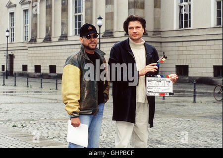 GÜtz George als KZ-Arzt - Film di von Hermann G. Abmayr. Foto: Pressekonferenz zum Film 'dopo la verità', in dem GÖTZ GEORGE (links) den KZ-Arzt Mengele spielt. Rechts direttore cinematografico ROLAND SUSO RICHTER. (6/1998) aka. Versuch über Josef Mengele Foto Stock