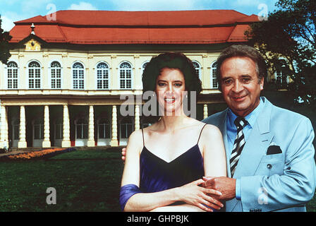 KEIN SCHÖNER LAND Günter Wewel"führt diesmal seine Zuschauer durch Weimar, die in diesem Jahr aus gutem Grund zur 'Kulturstadt Eurpoas' befördert wurde. Foto: GÜNTER WEWEL mit der Sopranistin DEBORAH LYNN COL im Schloßgarten zu Merseburg. aka. Weimar und die Weinregion Saale-Unstrut Foto Stock