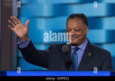 Leader dei diritti civili Rev. Jesse Jackson onde prima di parlare del terzo giorno della Convenzione Nazionale Democratica presso la Wells Fargo Center Luglio 27, 2016 a Philadelphia, Pennsylvania. Foto Stock