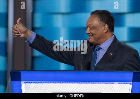 Leader dei diritti civili Rev. Jesse Jackson onde prima di parlare del terzo giorno della Convenzione Nazionale Democratica presso la Wells Fargo Center Luglio 27, 2016 a Philadelphia, Pennsylvania. Foto Stock