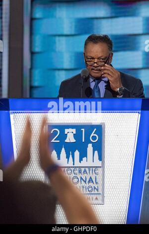 Leader dei diritti civili Rev. Jesse Jackson indirizzi delegati al terzo giorno della Convenzione Nazionale Democratica presso la Wells Fargo Center Luglio 27, 2016 a Philadelphia, Pennsylvania. Foto Stock